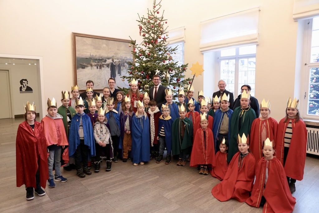 Bürgermeister Fabian Zachel empfängt die Sternsinger © Landeshauptstadt Düsseldorf/Ingo Lammert