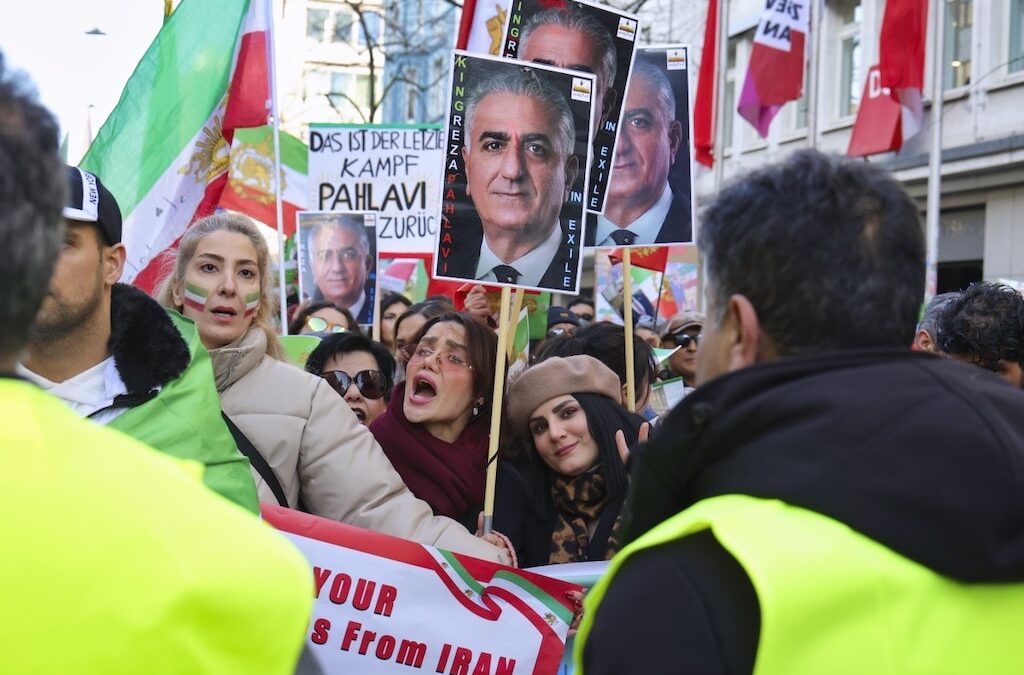 Zehntausende demonstrieren in Düsseldorf gegen iranisches Regime