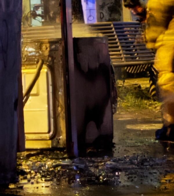 Waschmaschine in Telefonzelle angezünde