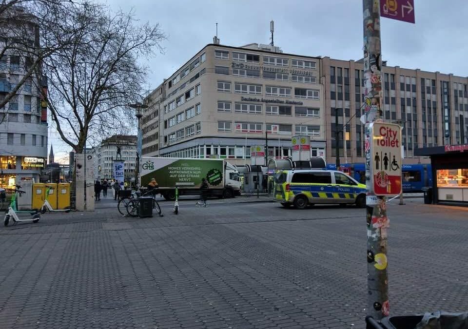 Lastwagen gerät auf Rheinbahntrasse