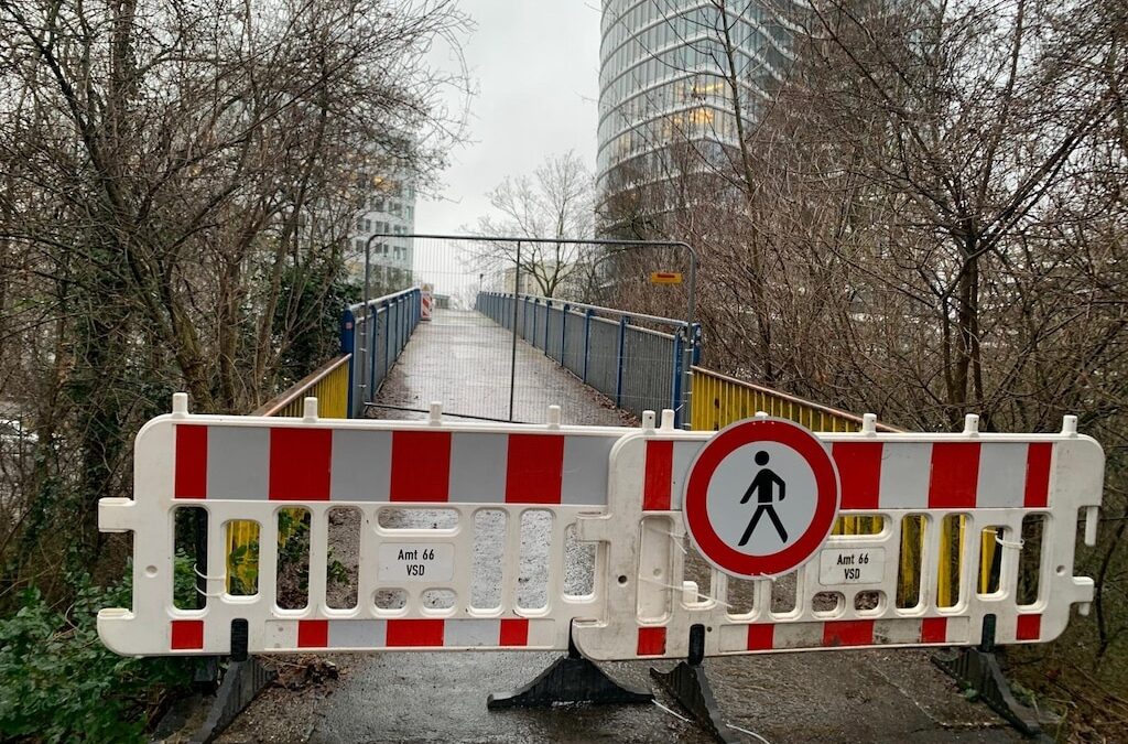 Fußgängerbehelfsbrücke Kennedydamm vorübergehend gesperrt