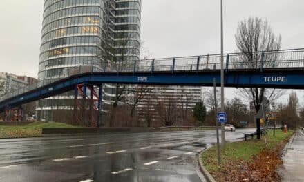 Kennedydamm: Fußgängerbrücke wegen Schäden gesperrt