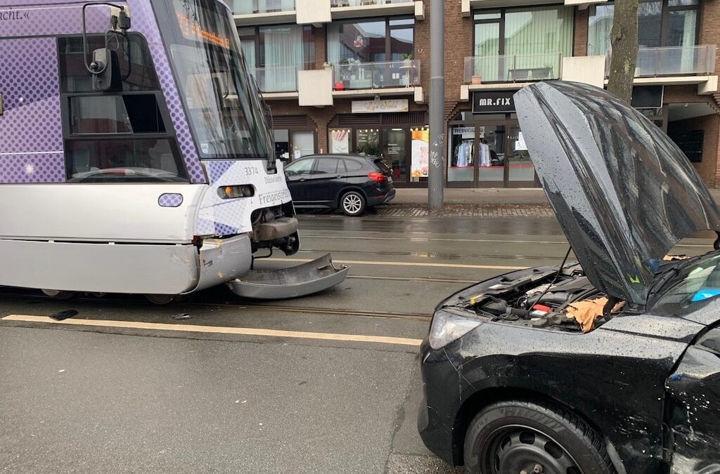 Verkehrsunfall zwischen Pkw und Straßenbahn – Feuerwehr befreit verletzten Fahrer aus&nbsp;Pkw