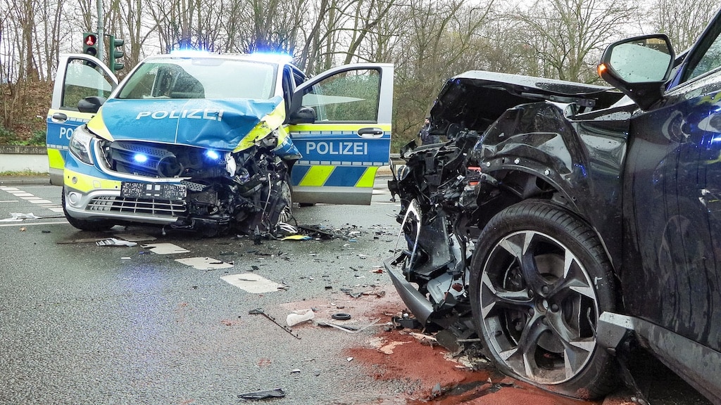 Drei Verletzte bei Unfall zwischen Pkw und Polizeiwagen