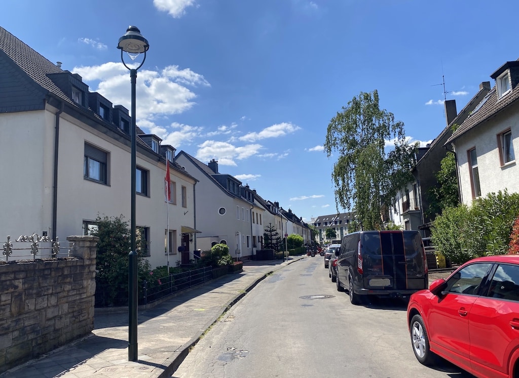 Die energieeffiziente Umrüstung der gasbetriebenen Straßenbeleuchtung geht weiter: In der Woche nach Karneval beginnen die Arbeiten in Flingern Süd. Die historische Leuchtenform kann beim Gros der umzurüstenden Laternen erhalten werden, hier im Bild eine Aufsatzleuchte. © Landeshauptstadt Düsseldorf/Amt für Verkehrsmanagement