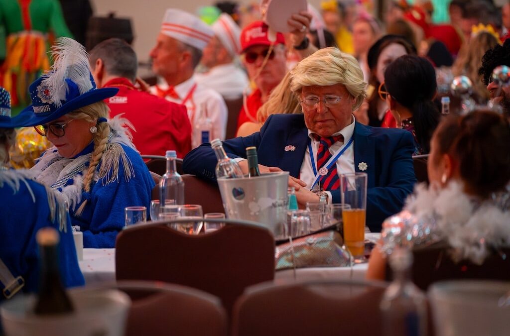 Kirmesflair im Rheinlandsaal: Prinzengarde feiert farbenfrohe Kostümsitzung