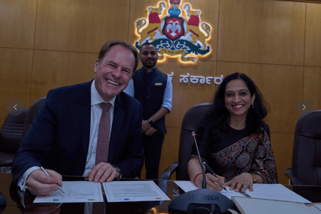 Gemeinsam mit Dr. Manjula, Ministerin für Informationstechnologie Biotechnologie, Wissenschaft und Technik, unterzeichnet Oberbürgermeister Dr. Stephan Keller eine Absichtserklärung mit dem Ziel, die bestehende Zusammenarbeit weiter zu intensivieren. © Landeshauptstadt Düsseldorf