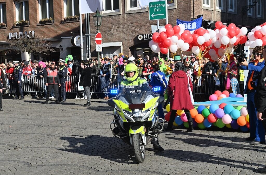 Die Karnevalsfans feiern, die Rheinbahn fährt