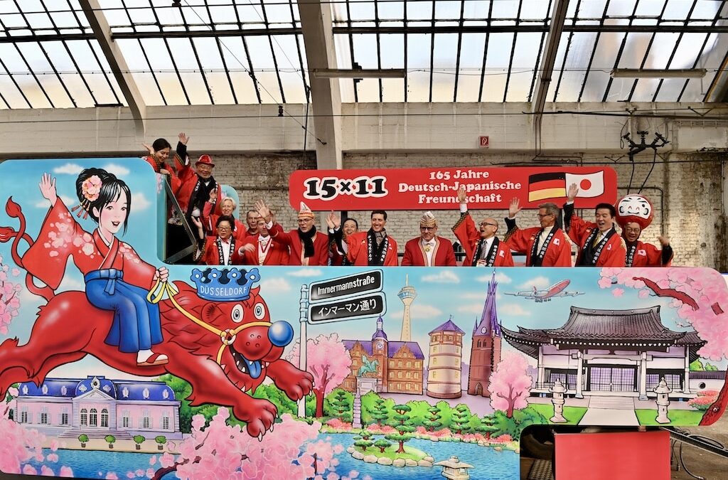Japanischer Rosenmontagswagen feiert besondere Freundschaft