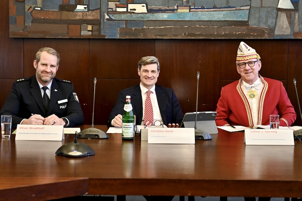 Polizeidirektor Oliver Strudthoff, Ordnungsdezernent Christian Zaum und CC-Präsident Lothar Hörning © Lokalbüro