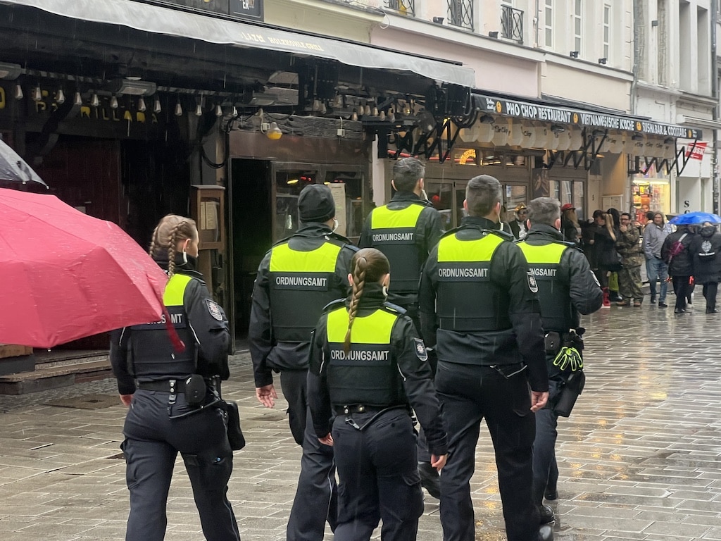Ordnungsamt in großer Manschaftsstärker unterwegs © Lokalbüro