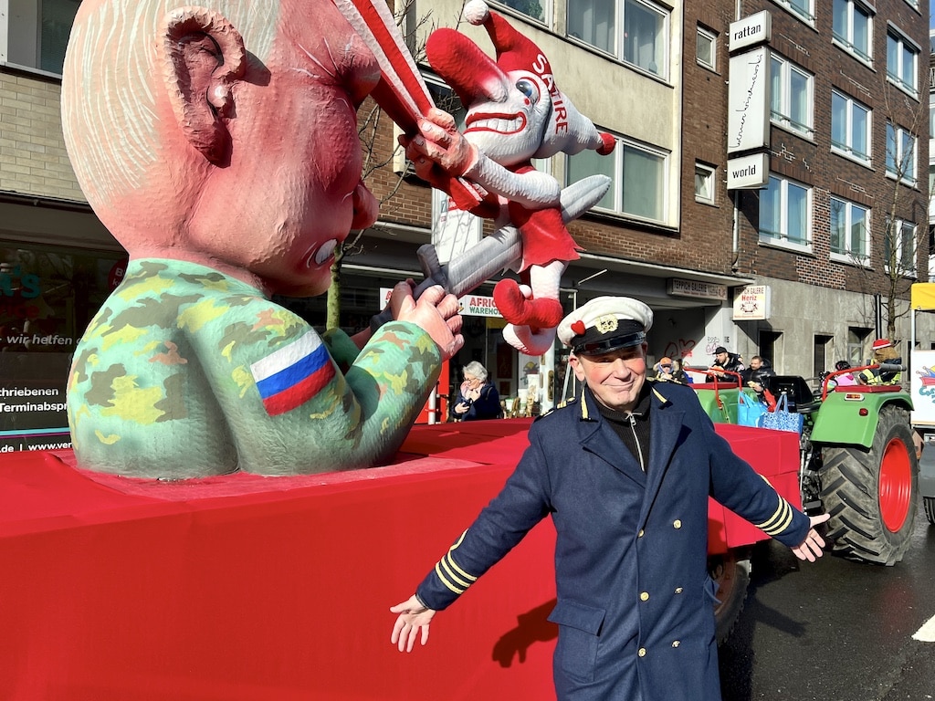 Jacques Tilly vor einem der diesjährigen Mottowagen © Lokalbüro