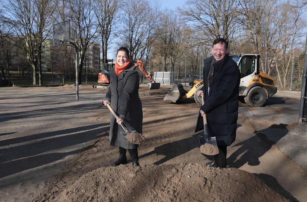 Spatenstich für neue Sportfläche in Hassels