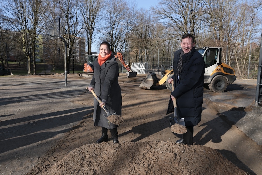 Bolzplatz in Hassels an der Stendaler Straße - Stadtdirektor Burkhard Hintzsche und Bezirksbürgermeisterin Melina Schwanke setzen gemeinsam den ersten Spatenstich für den Baustart einer multifunktionalen Sportfläche mit vielseitigen Möglichkeiten,© Landeshauptstadt Düsseldorf/Ingo Lammert