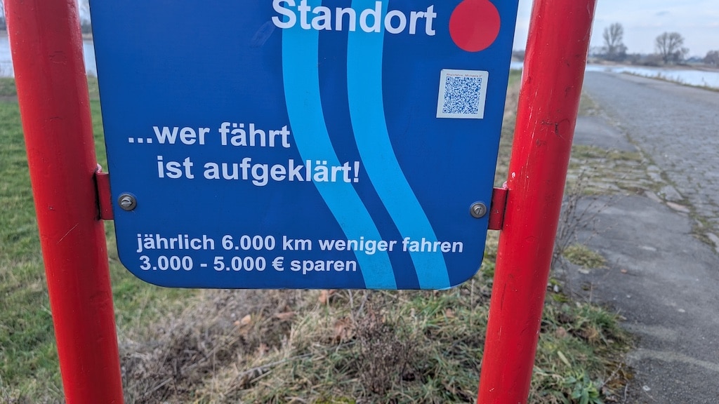 Die Schilder erinnern an schöne Zeiten, als die Fähre noch fuhr. © Gabriele Schreckenberg