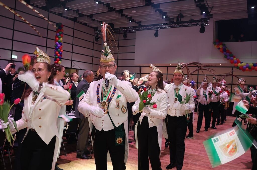 Glanzvoller Sitzungskarneval der Weissfräcke begeistert Publikum in den Rheinterrassen