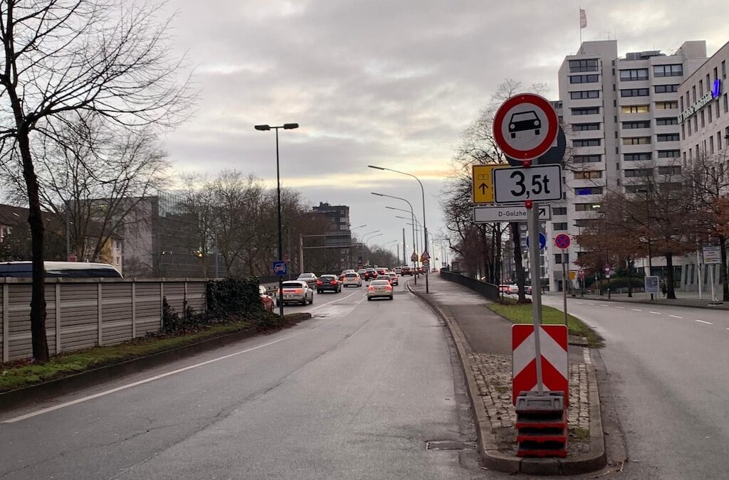 Enforcement-Trailer für Theodor-Heuss-Brücke genehmigt – Lkw missachten weiter Fahrverbot
