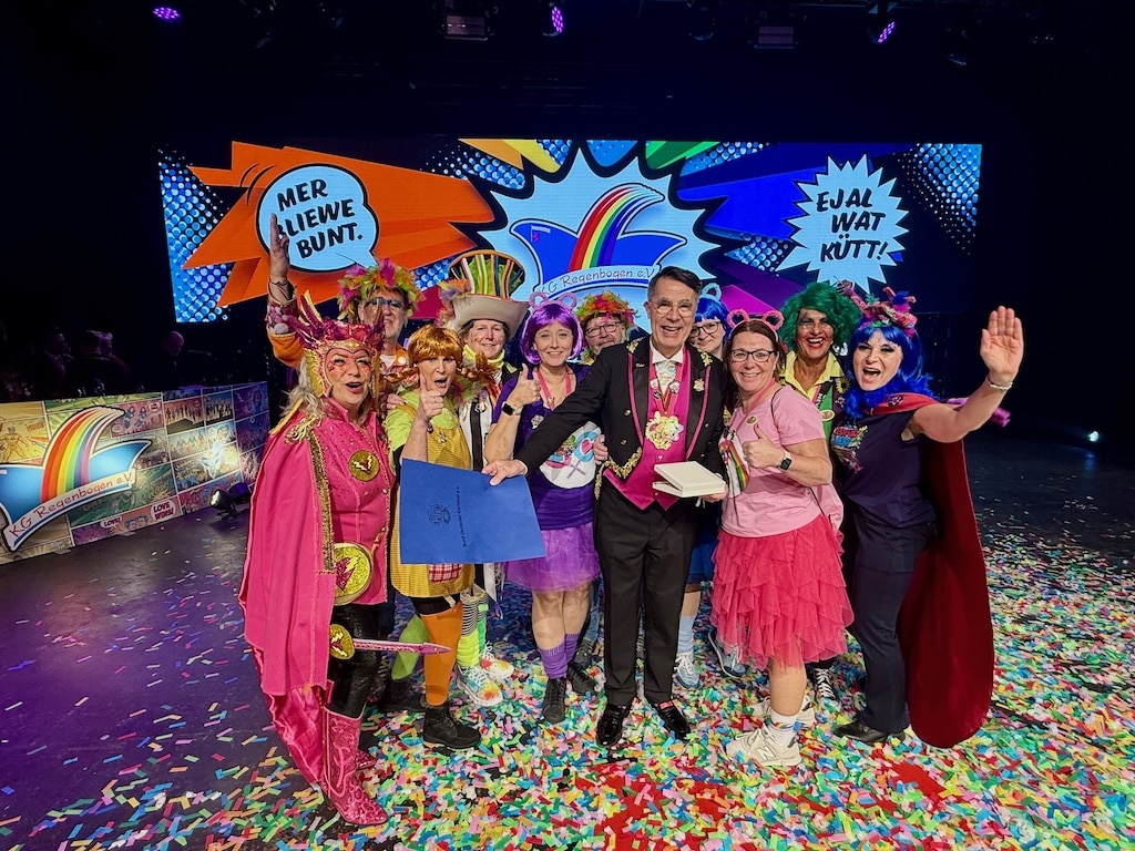 Wagenbauleiter Peter Krapp mit seinem Team auf der Bühne des Stahlwerks © KG Regenbogen