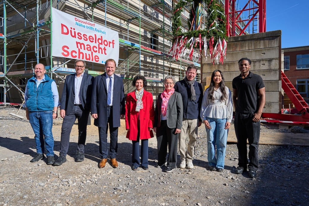Beim Richtfest (v.l.): Günter Gondolf und Andreas Schmitt, blfp Architektur, OB Dr. Stephan Keller, Schulleiterin Regine Brochhagen-Klein, Amtsleiterin Dagmar Wandt, Stadtdirektor Burkhard Hintzsche sowie Schülersprecher Heidi und Joshua. © Landeshauptstadt Düsseldorf/Claus Langer