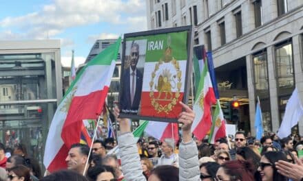 Proteste gegen iranische Führung: Rund 2500 Menschen ziehen durch Düsseldorfer Innenstadt