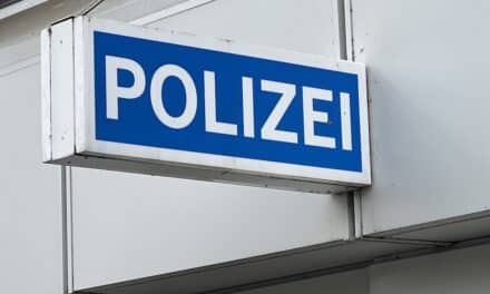 Stadtmitte — Jugendliche bedrohen Passanten im Hofgarten — Polizei nimmt zwei Verdächtige fest