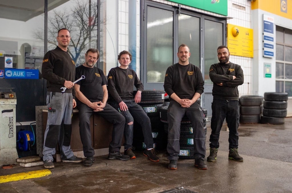Ralf Houben (2.v.l.) und sein Team können vorerst aufatmen @ Car Port