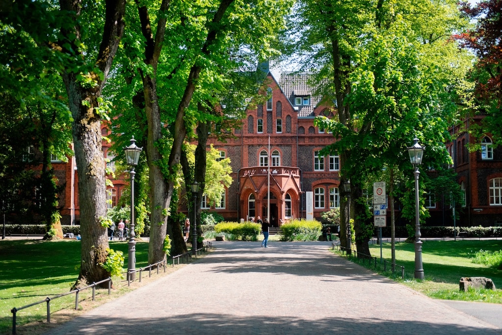 Das MutterHaus Hotel ist Mittelpunkt auf dem Gelände der Kaiserswerther Diakonie © B. Engel