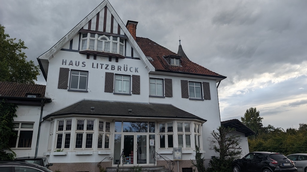 Dornröschen schlief 100 Jahre, bis der Prinz sie erlöste.So lange wird das Hotel Haus Litzbrück nicht halten © Gabriele Schreckenberg