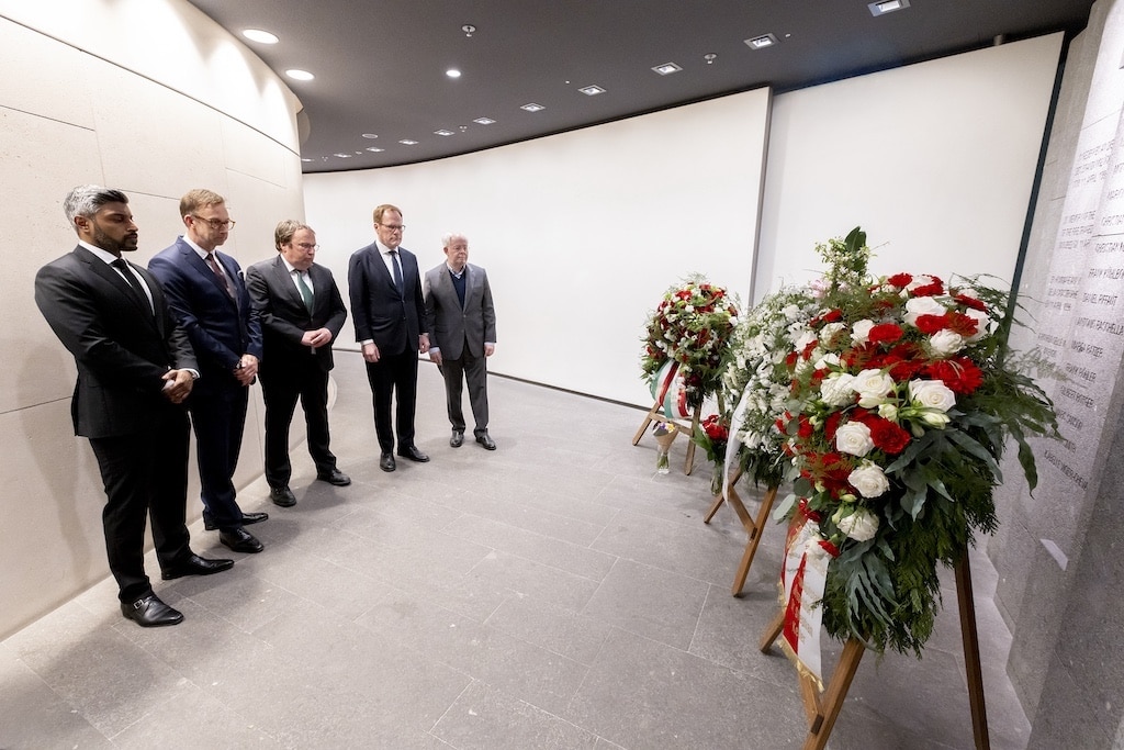 Landesminister Oliver Krischer (Mitte), Oberbürgermeister Dr. Stephan Keller (zweiter von rechts), Dr. Rolf Pohlig  (rechts, stellvertretender Vorsitzender des Aufsichtsrats des Flughafens Düsseldorf) sowie Lars Redeligx (zweiter von links, Vorsitzender der Geschäftsführung) und Pradeep Pinakatt (links, kaufmännischer Geschäftsführer), anlässlich des 30. Jahrestages des Brandunglücks vom 11. April 1996 im Gedenkraum des Airports.Foto: Flughafen Düsseldorf / Andreas Wiese