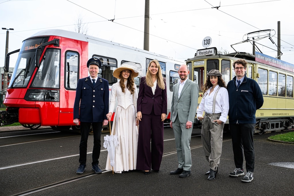 Rheinbahn-Vorständin Annette Grabbe und Bereichsleiter Betrieb Christian Finke (Mitte) freuen sich über das 130. Jubiläum der Rheinbahn und den Pendelverkehr zum Word Public Transport Day. © Rheinbahn Düsseldorf