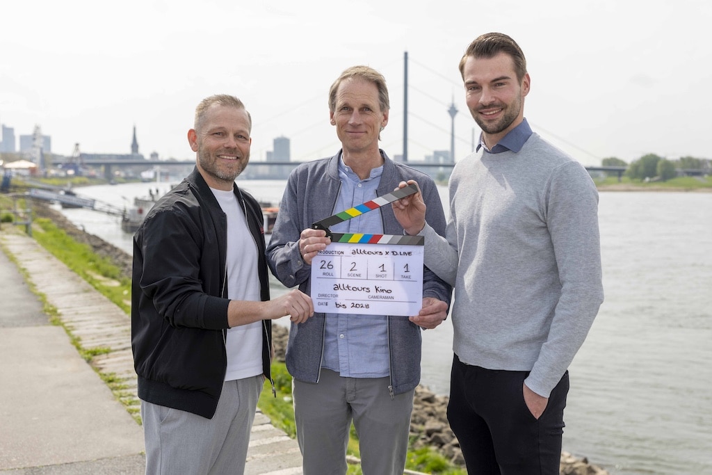 Auf dem Bild (v.l.n.r.): Nils Böringschulte, COO Hospitality & Brand Partnership, Marc Ziehn, Leiter Marketing bei alltours, Philipp Roßmann, Senior Manager Brand Partnership© D.LIVE/Kenny Beele