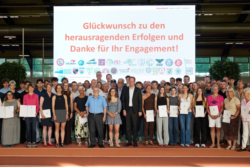 Große Sportehrung in der Leichtathletikhalle im Arena-Sportpark: Oberbürgermeister Dr. Stephan Keller hat gemeinsam mit Stadtsportbundpräsident Peter Schwabe Sportlerinnen und Sportler aus Düsseldorfer Vereinen für nationale und internationale Titelerfolge im Jahr 2025 in olympischen und nicht-olympischen Sportarten aller Klassen geehrt. So wurden 104 Aktive für ihre Titelerfolge bei Welt-, Europa- und Deutschen Meisterschaften aller Altersklassen in insgesamt 24 Sportarten ausgezeichnet, 14 davon sind olympisch.© Landeshauptstadt Düsseldorf / Lasse Rotthoff