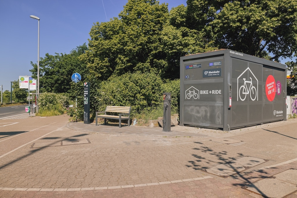 Zwei Bike+Ride-Anlagen der Rheinbahn für das sichere und witterungsfeste Abstellen von privaten Fahrrädern waren am Standort bereits vorhanden. Sie sind nun um Sharingstationen, eine Reparaturstation oder auch eine Bank ergänzt worden. © Connected Mobility Düsseldorf