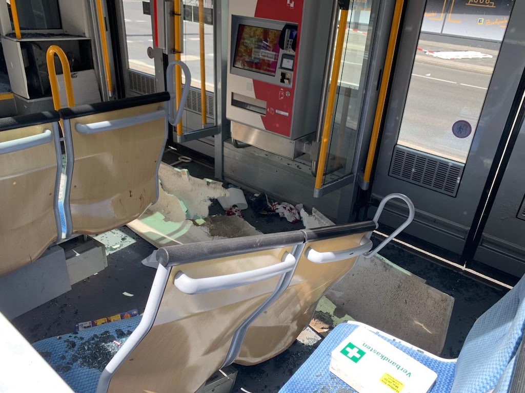 Durch den Aufprall wurde die Bahn auch im inneren zerstört © LB / Olaf Oidtmanni