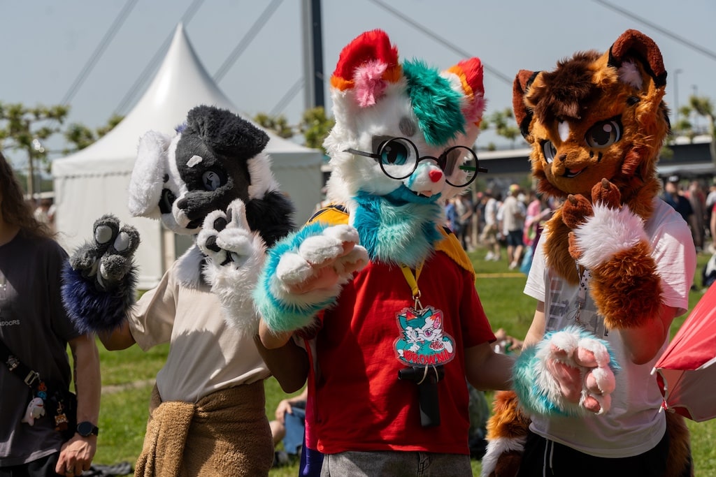 Bunt, kreativ und nicht zu übersehen: Cosplayer gehörten beim Japan-Tag zum gewohnten Stadtbild – die japanische Popkultur zog auch in diesem Jahr wieder Tausende Verkleidungsfans an den Rhein. © LB / Olf Oidtmann