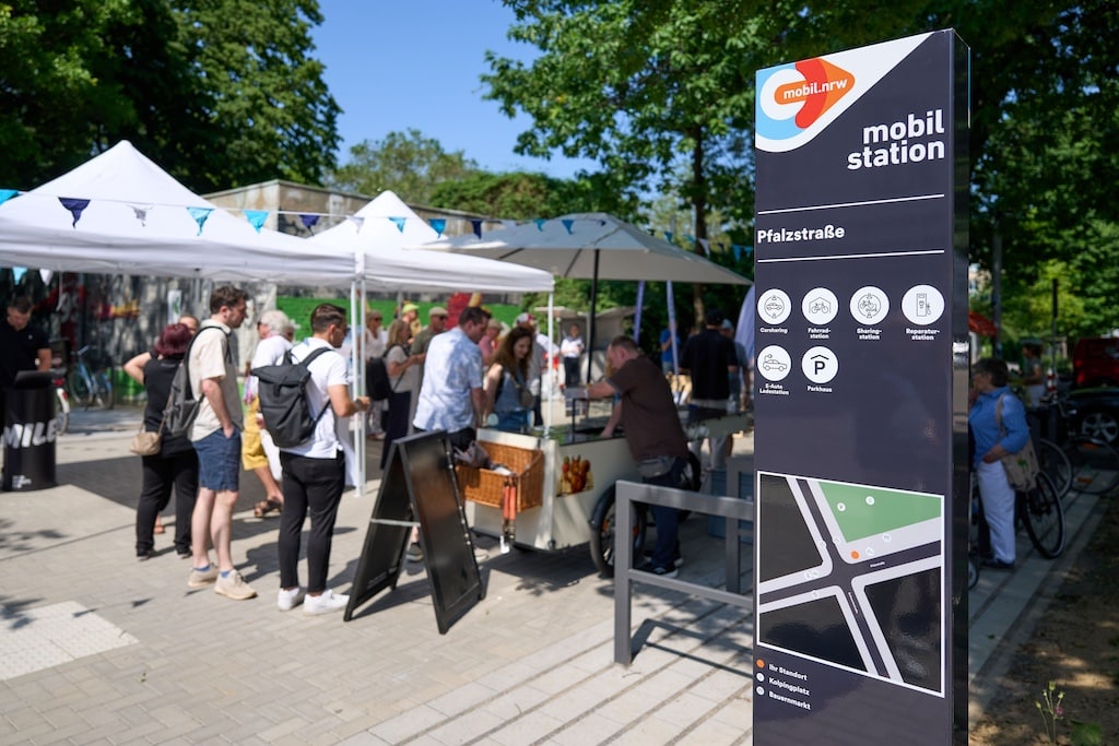 Viele Besucher aus der Nachbarschaft waren zur offiziellen Eröffnung der neuen Mobilitätsstation Pfalzstraße gekommen.      © Landeshauptstadt Düsseldorf/Claus Langer