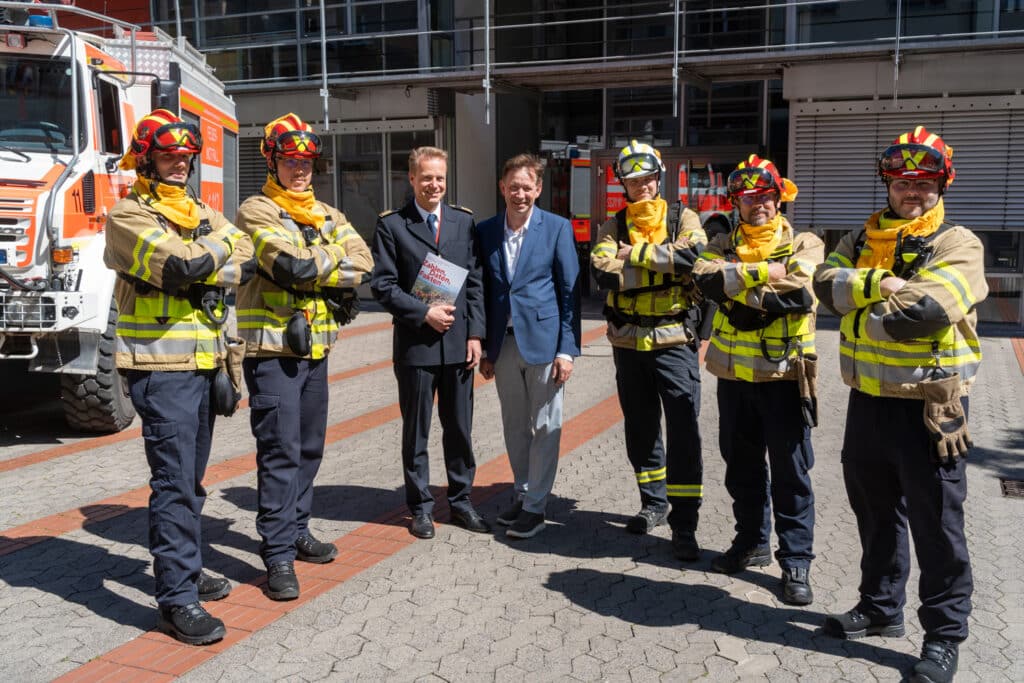 Stadtdirektor Burkhard Hintzsche (m.) und David von der Lieth (3.v.l.), Leiter der Düsseldorfer Feuerwehr, haben am Donnerstag, 30. April 2026, den Jahresbericht 2025 der Feuerwehr Düsseldorf vorgestellt. Hier sind die mit Mitglieder der Freiwilligen Feuerwehr, die Teil der Waldbrandeinheit sind. © LB / Olaf Oidtmann
