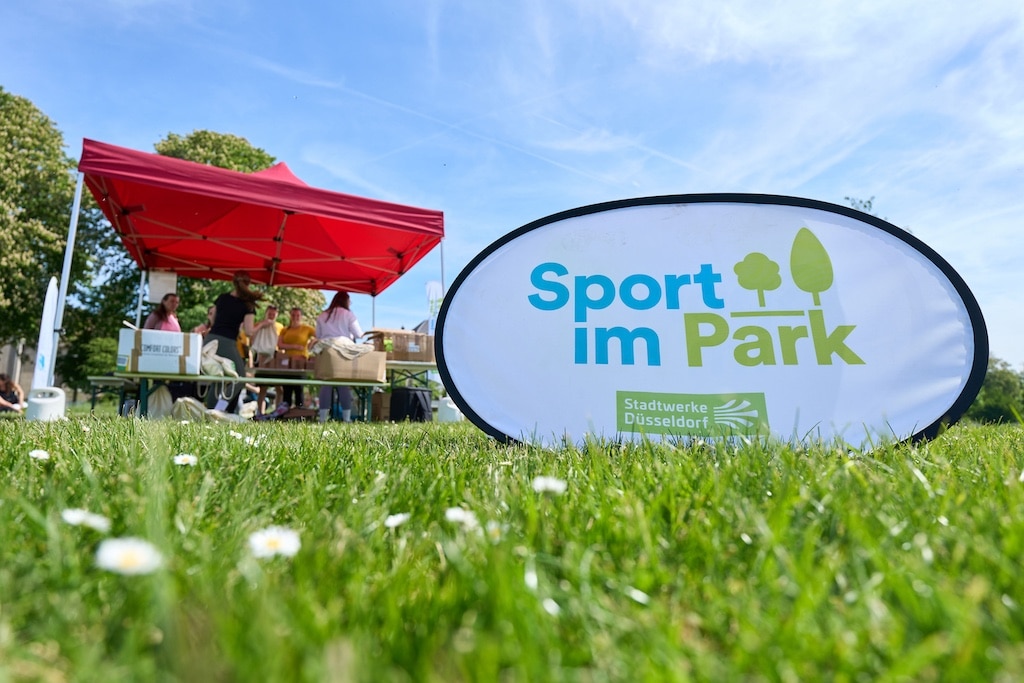Sport im Park wird mit 42 Kursen in 32 Park- und Grünanlagen im ganzen Stadtgebiet täglich vom 4. Mai bis zum 4. Oktober 2026 durchgeführt. Die Teilnahme ist unverbindlich, kostenfrei und ohne Anmeldung möglich. ©     Stadt Düsseldorf/Claus Langer