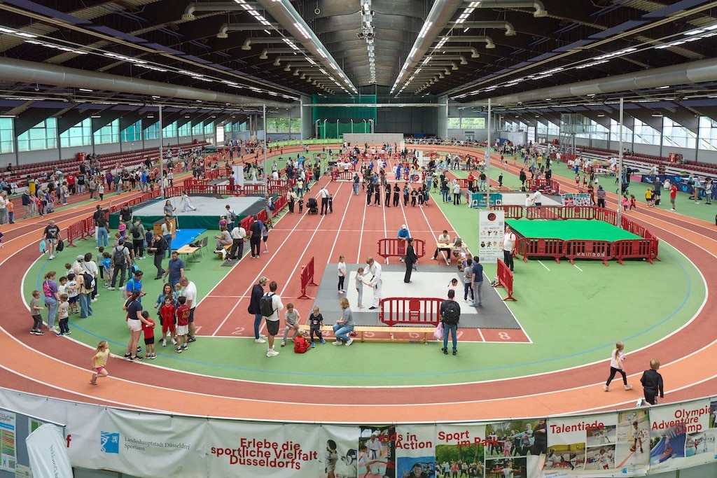 Die Leichtathletikhalle im Arena-Sportpark war ein Zentrum der Aktivitäten bei  "Kids in Action" ©&nbsp;    Stadt Düsseldorf/Claus Langer