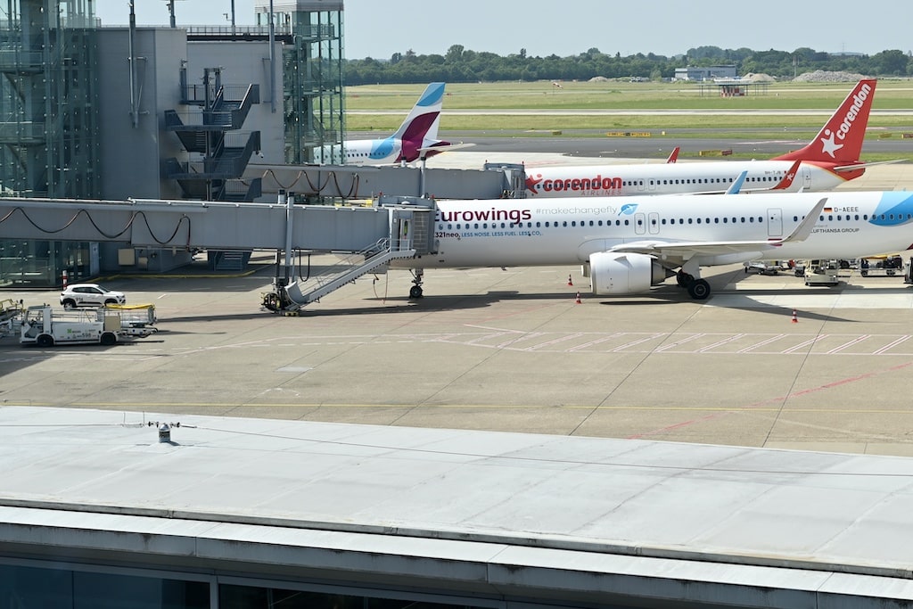 Passendes Motiv zur Ankündigung: Eine Maschine von Corendon Airlines am Düsseldorfer Flughafen. Die Fluggesellschaft startet ab Dezember 2026 dreimal wöchentlich nonstop nach Curaçao. © Lokalbüro