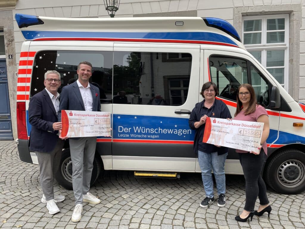 CC-Präsident Lothar Hörning, Marcus Hülscher, Elisabeth Göhausen und NicoleNothen vor dem Wünschewagen