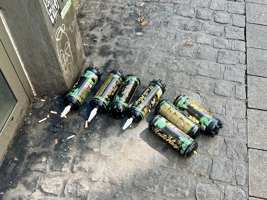 Leere Lachgasbehälter in der Alstadt © Lokalbüro