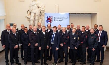 Stadtdirektor Hintzsche ehrt 16 Feuerwehrleute mit Gold und Silber