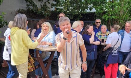 Frühlingserwachen der Narrenzunft lockt zahlreiche Besucher in die Altstadt