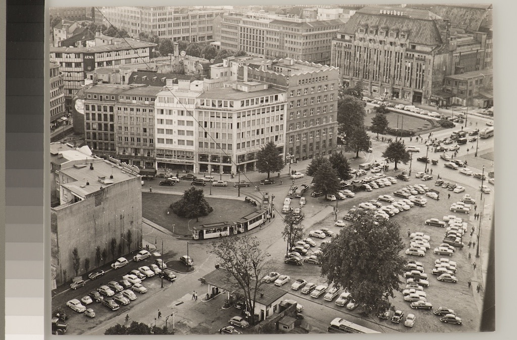 Der Schadowplatz aus der Vogelperspektive im Jahr 1960. Links im Bild das denkmalgeschützte Geschäfts- und Bürohaus Schadowplatz 11; Stadtarchiv Düsseldorf, Signatur: 5_8_0_034_763_116: ca. 1960, Fotograf: Karl-Heinz Küpper ©     Landeshauptstadt Düsseldorf/Stadtarchiv