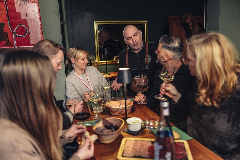 Bei einer Verköstigung während der Weinbar Düsseldorf Tour lernen die Teilnehmenden Wissenswertes über Rebsorten, Aromen und Jahrgänge © Visit Düsseldorf