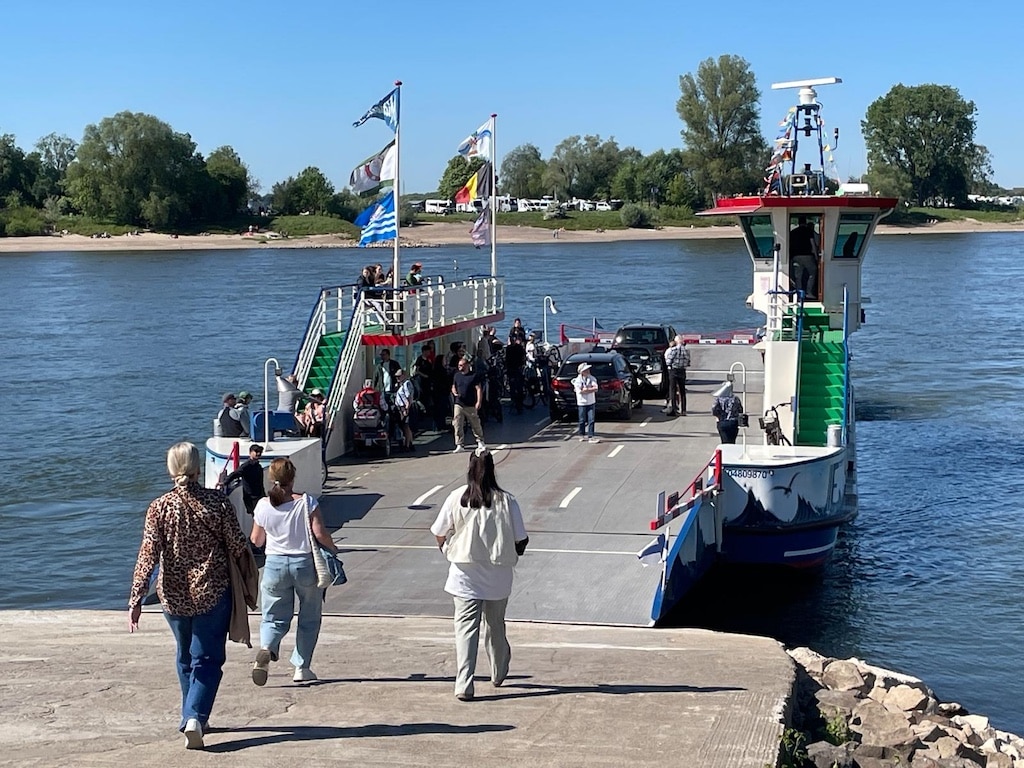 Gut besucht bei bestem Wetter: Die Rheinfähre zwischen Kaiserswerth und Langst hat am 1. Mai den Betrieb wieder aufgenommen. Im laufenden Monat wird sie zunächst nur Samstags, Sonntags und Feiertags verkehren, ab Juni ist dann wieder Vollbetrieb avisiert. Allerdings muss dazu der Bedarf stimmen. © Christof Roche