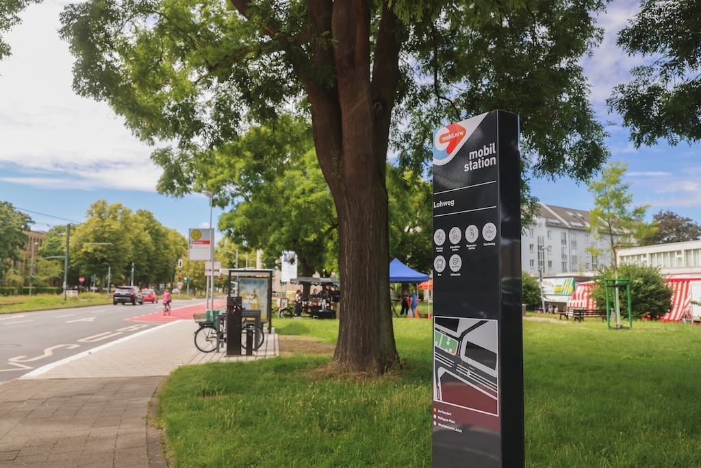 Die Landeshauptstadt Düsseldorf hat die erste Mobilitätsstation in Lörick eröffnet. Sie befindet sich am Lohweg. © Connected Mobility Düsseldorf