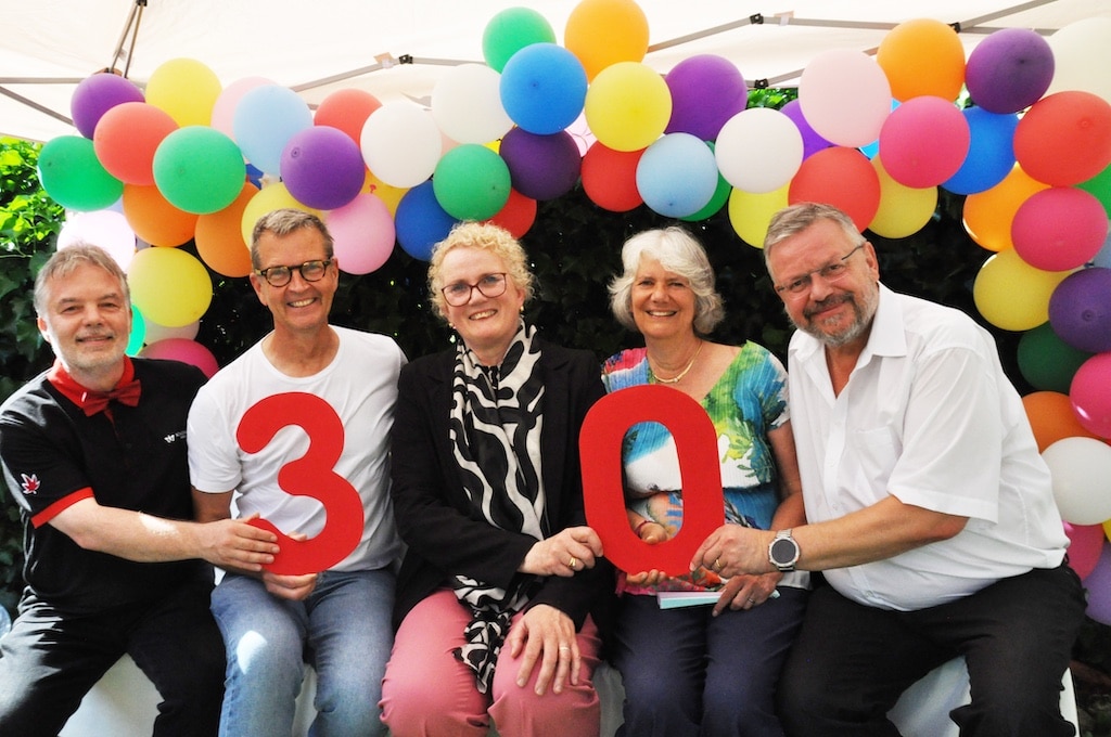 Feierten bei hochsommerlichem Wetter 30 Jahre Paul-Gerlach-Haus (PGH) in Eller mit Gästen und Bewohner*innen (v.l.): Norbert Roß (Einrichtungsleiter des PGH), Bürgermeister Josef Hinkel, Marion Warden (Vorstandsvorsitzende der AWO Düsseldorf), Ursula Fischer (Präsidium der AWO Düsseldorf) und Andreas Rimkus (Stellvertretender Vorsitzender des Präsidiums der AWO Düsseldorf). Foto: Martin Alexander Schicht