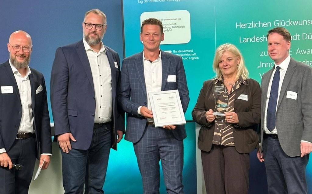 Bei der Preisverleihung in Berlin (von links): Matthias Berg, Leiter KOINNO, Andreas Sarasa, Leiter des Amtes für Zentrale Dienste, Pascal Schmitt und Angelika Behrens, Amt für Zentrale Dienste, sowie  Dr. Björn Beutler,  Bundesministerium für Forschung, Technologie und Raumfahrt. ©     Landeshauptstadt Düsseldorf